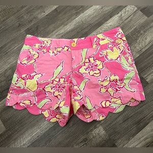 Lilly Pulitzer Scalloped Edge Short Style 28588 Sz  6 Pink White Yellow Floral